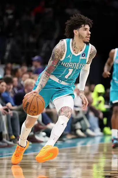 开云体育-关于多特蒙德发布备战花絮；关键时刻手感冰凉；欧超杯任务艰巨；更衣室氛围转暖的信息